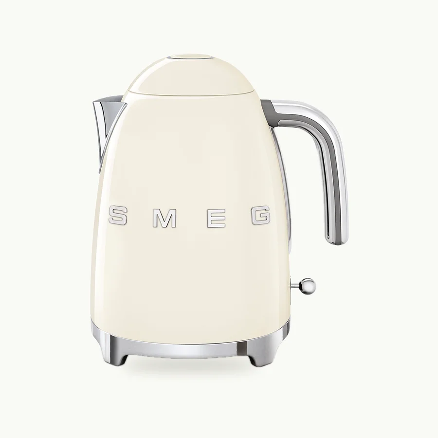 50's Retro Style Electric Kettle: Cream 50's style electric kettle, three-quarter view